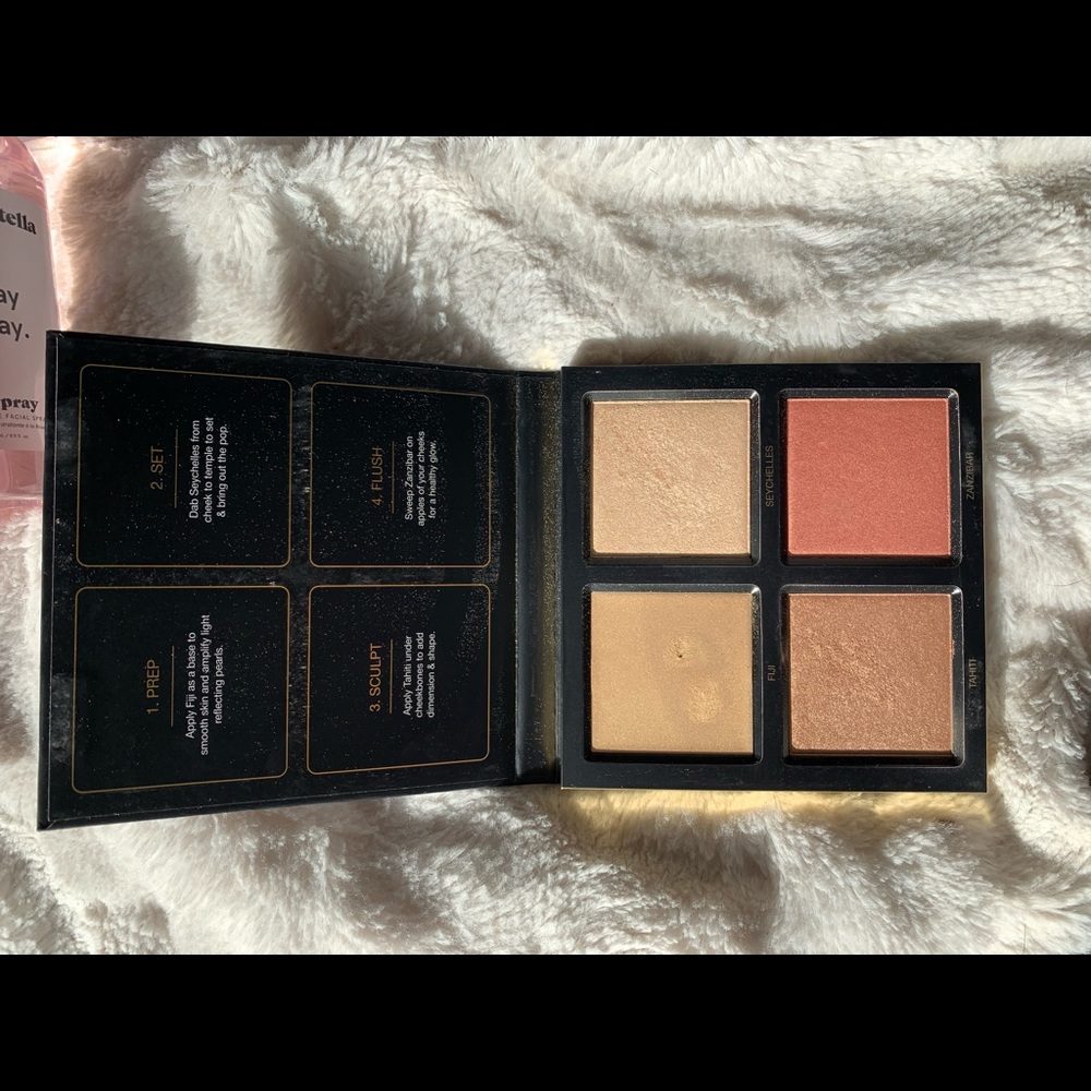 3D huda beauty highlighter pallet